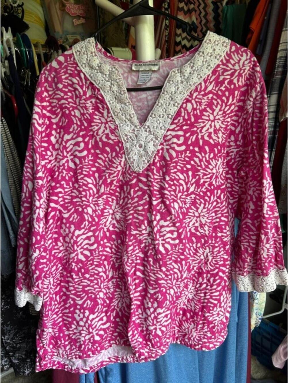 C.D. Daniels Pink and White Floral V-Neck Tunic with Lace Trim, Size 1X